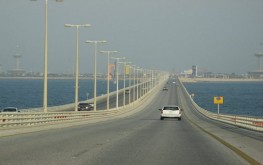 السعودية والبحرين توقعان عقدا لعمل جسر بين البلدين