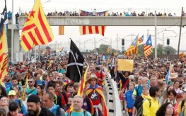 مئات الآلاف من مؤيدي انفصال كتالونيا عن إسبانيا يتظاهرون في الشوارع