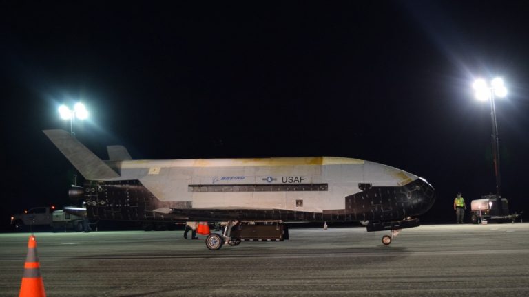 طائرة فضائية عسكرية سرية تصل إلى فلوريدا لتسجل أطول رحلة مدارية