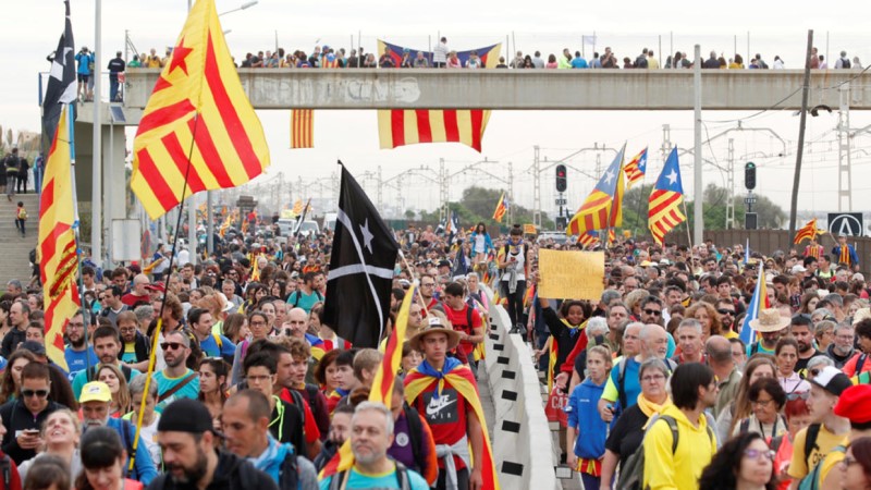 مئات الآلاف من مؤيدي انفصال كتالونيا عن إسبانيا يتظاهرون في الشوارع